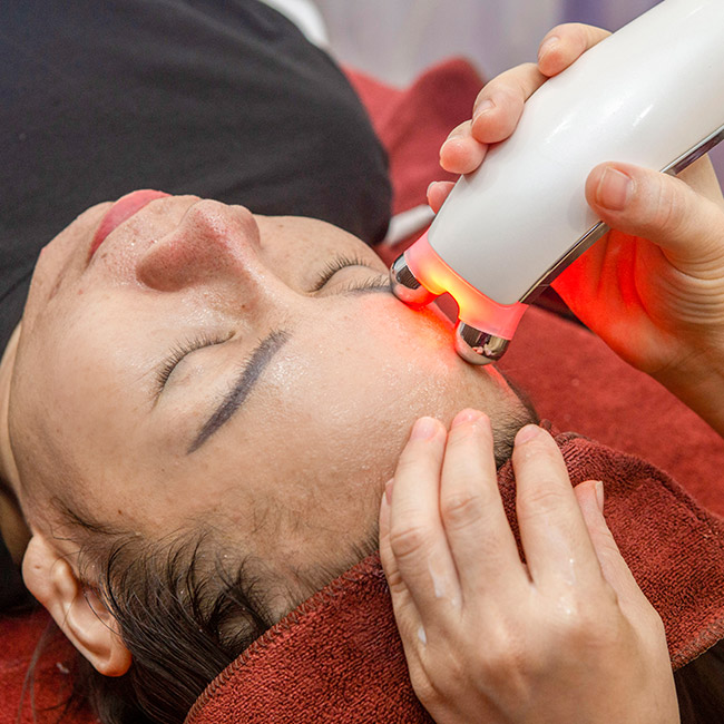 Các chuyên viên spa dùng máy điện di để làm sạch da và xử lý mụn