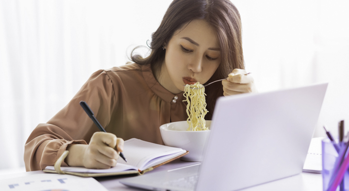 Chế độ ăn uống không hợp lý khiến cho da nhạy cảm