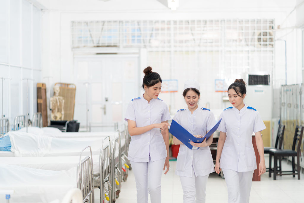 Công việc của Điều dưỡng xoay quanh việc chăm sóc sức khỏe