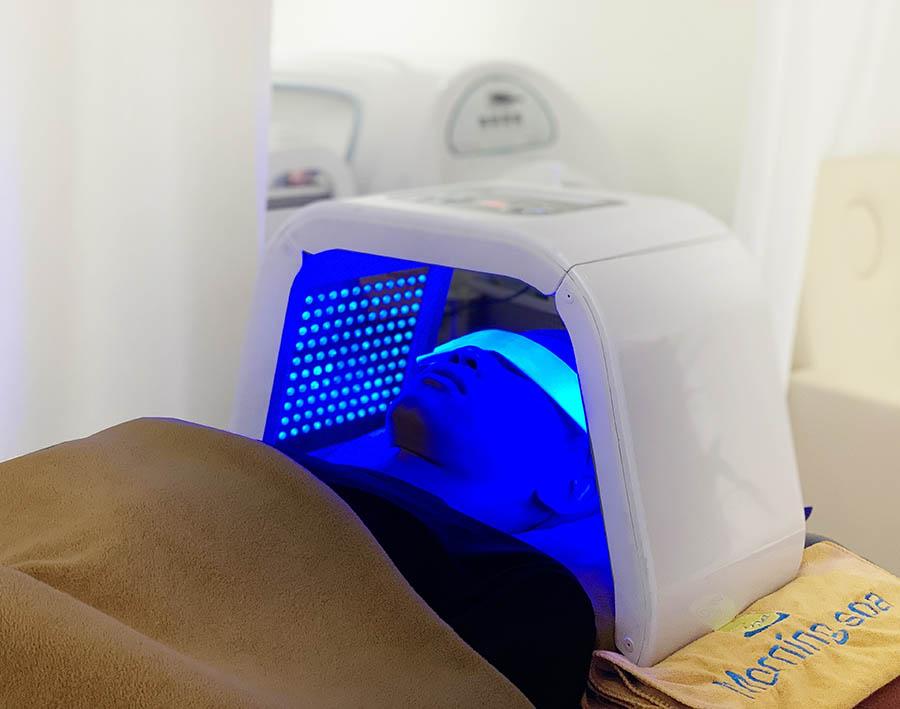 Máy ánh sáng xanh sinh học luôn có mặt ở mọi spa