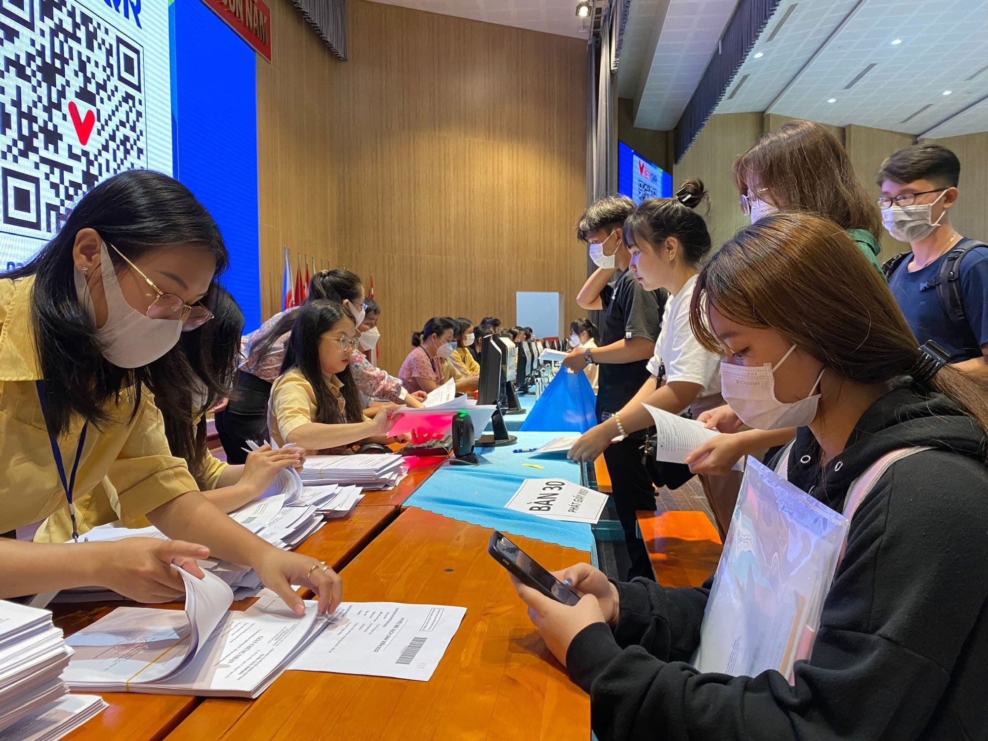 Nhà nước hỗ trợ giảm 70% học phí cho sinh viên học ngành Dược và Điều dưỡng