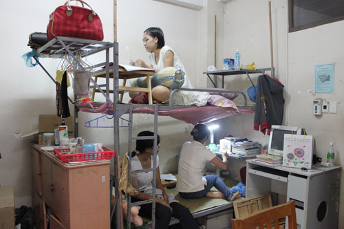 Sinh viên thường ở ký túc xá cùng với nhiều người