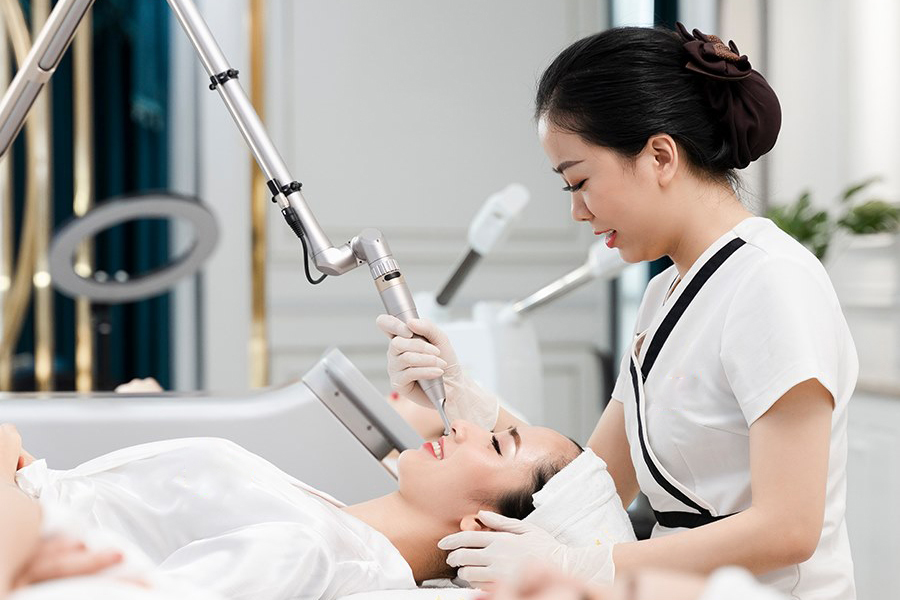 Khả năng giao tiếp tốt giúp kỹ thuật viên Spa quảng cáo sản phẩm và dịch vụ tới khách hàng