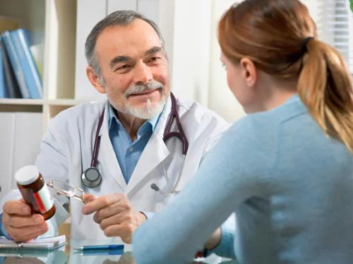 Công việc chăm sóc bệnh nhân đòi hỏi các y sĩ cần hi sinh thời gian và cống hiến hết mình