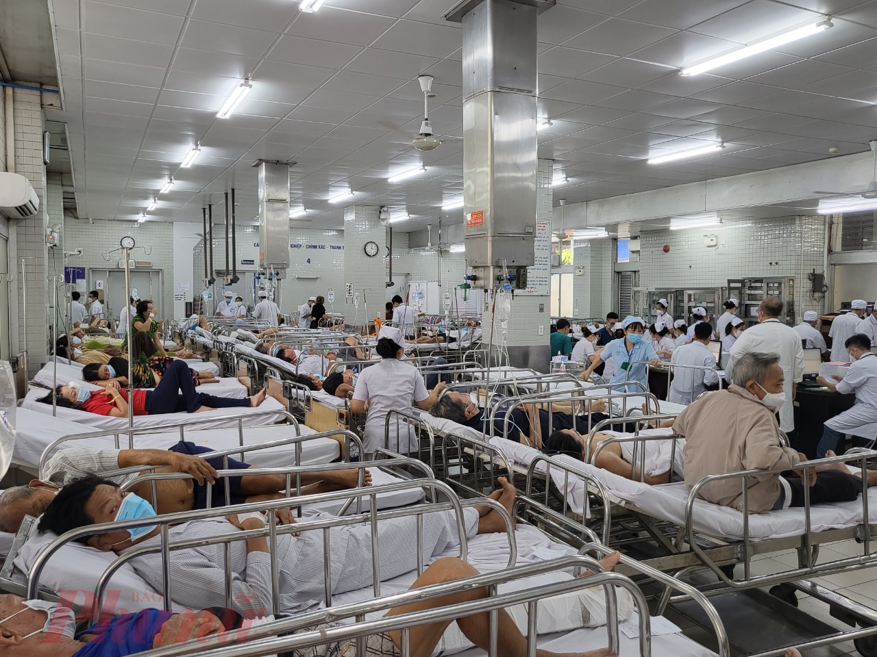 Bệnh viện Chợ Rẫy quá tải, nhân viên Y tế phải làm việc không ngừng nghỉ