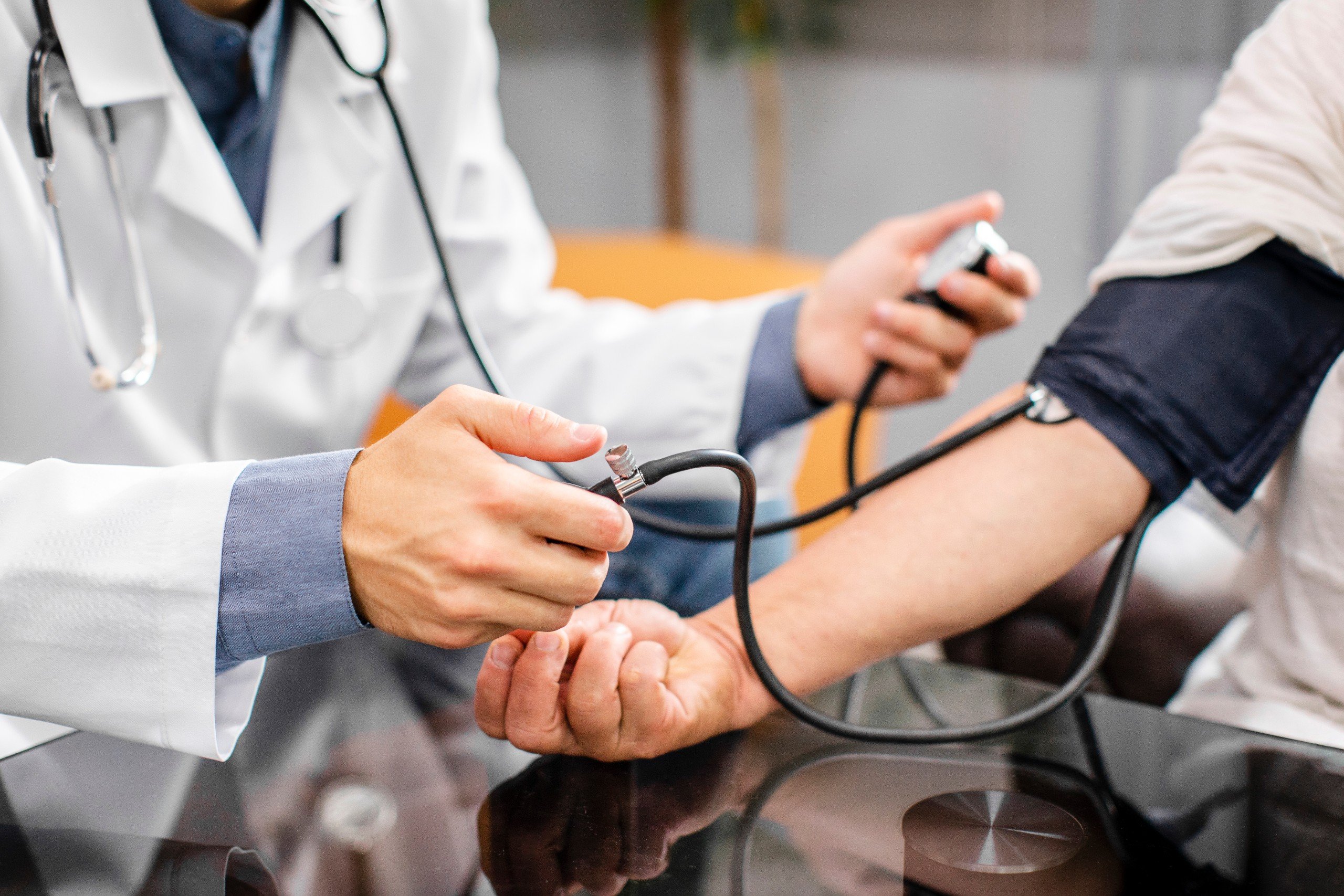 Y sĩ lấy dấu hiệu sinh tồn của bệnh nhân thông qua đo huyết áp