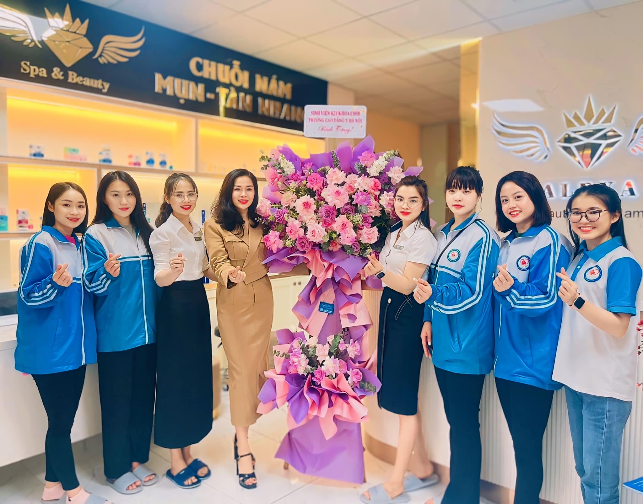 Đại diện Thẩm mỹ Khánh Phương Alexa chụp ảnh lưu niệm cùng các cô trò khoa Chăm sóc sắc đẹp trường Cao đẳng Y Hà Nội