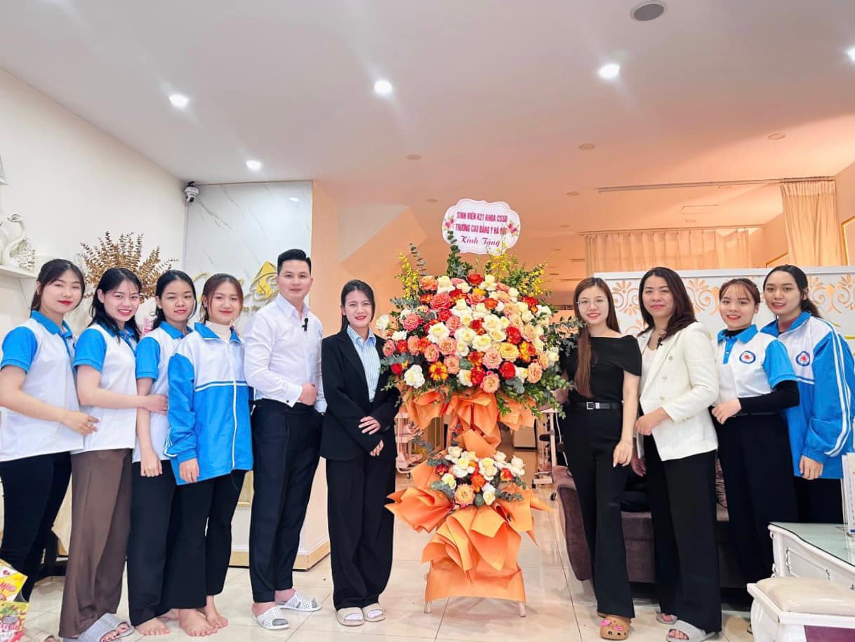 Đại diện Nola Spa chụp ảnh lưu niệm cùng các cô trò khoa Chăm sóc sắc đẹp trường Cao đẳng Y Hà Nội