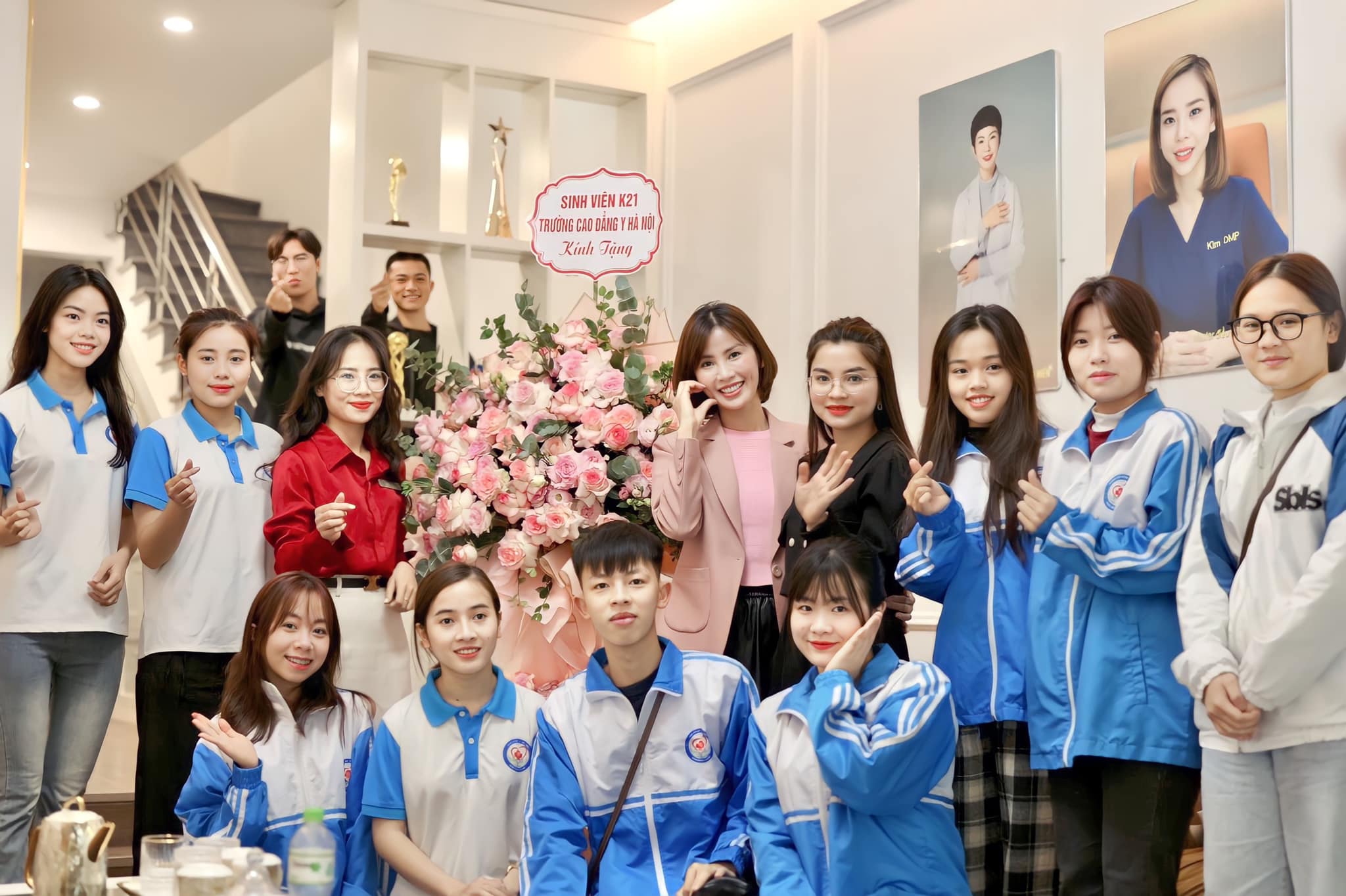 Đại diện Sao Ly Academy  chụp ảnh lưu niệm cùng các cô trò khoa Chăm sóc sắc đẹp trường Cao đẳng Y Hà Nội