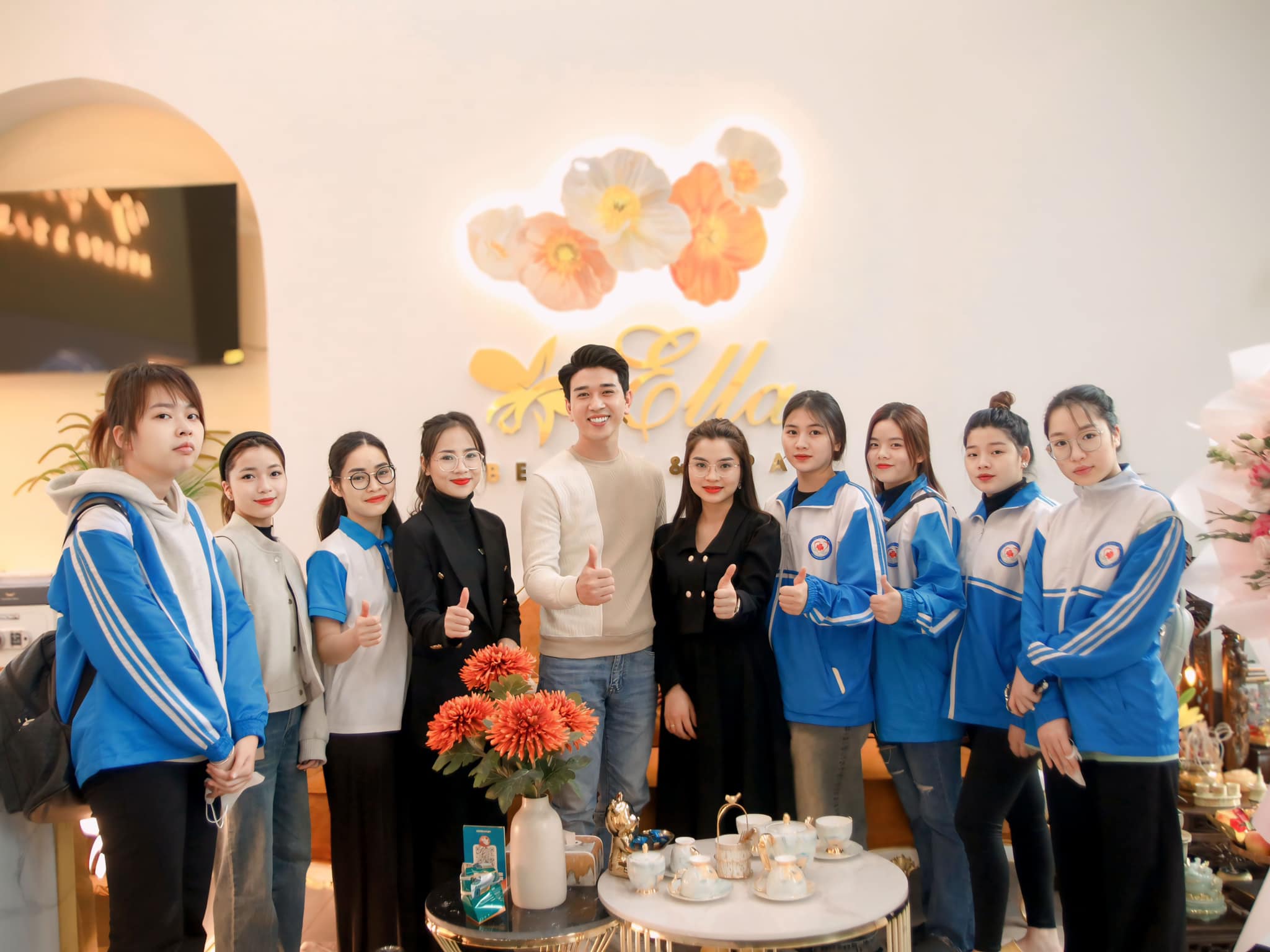 Đại diện Thẩm mỹ Ella Beauty & Spa chụp ảnh lưu niệm cùng các cô trò khoa Chăm sóc sắc đẹp trường Cao đẳng Y Hà Nội
